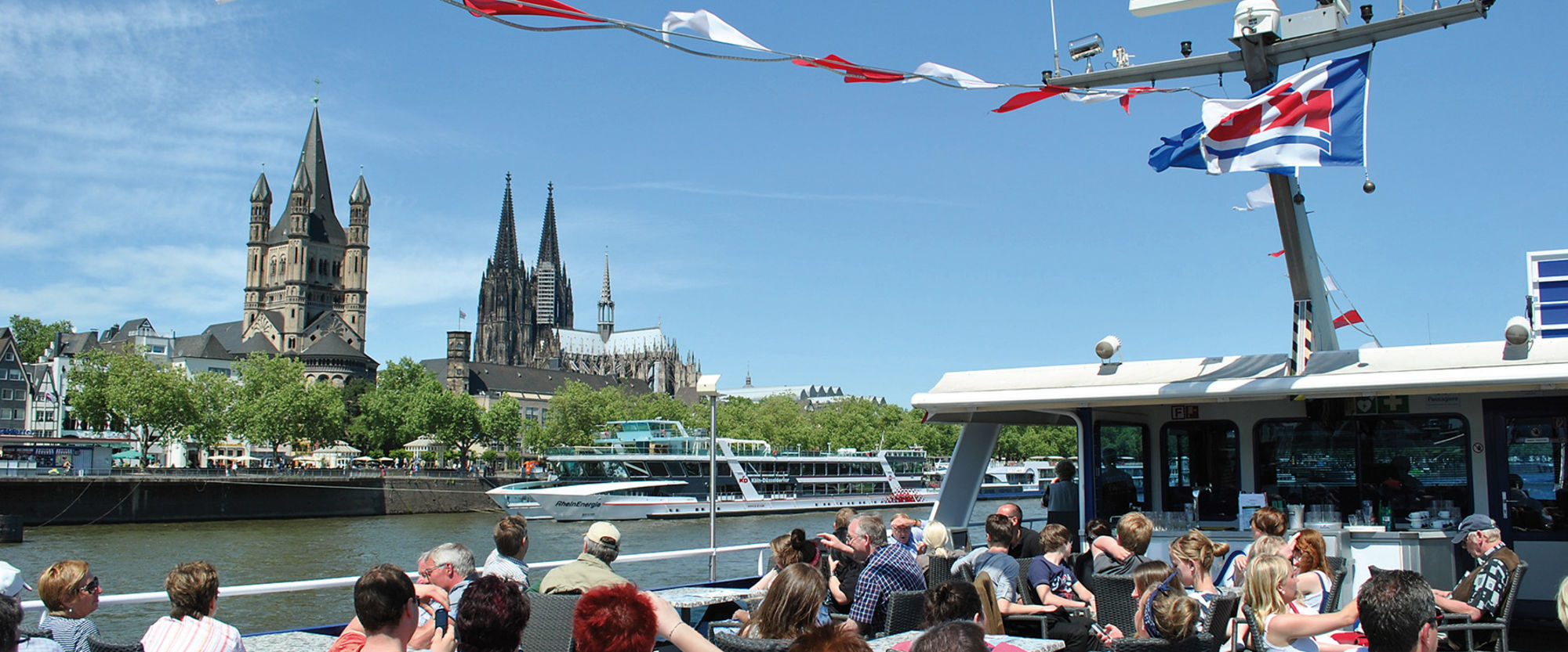 Flussschiff auf Rhein mit Kölner Dom im Hintergrund