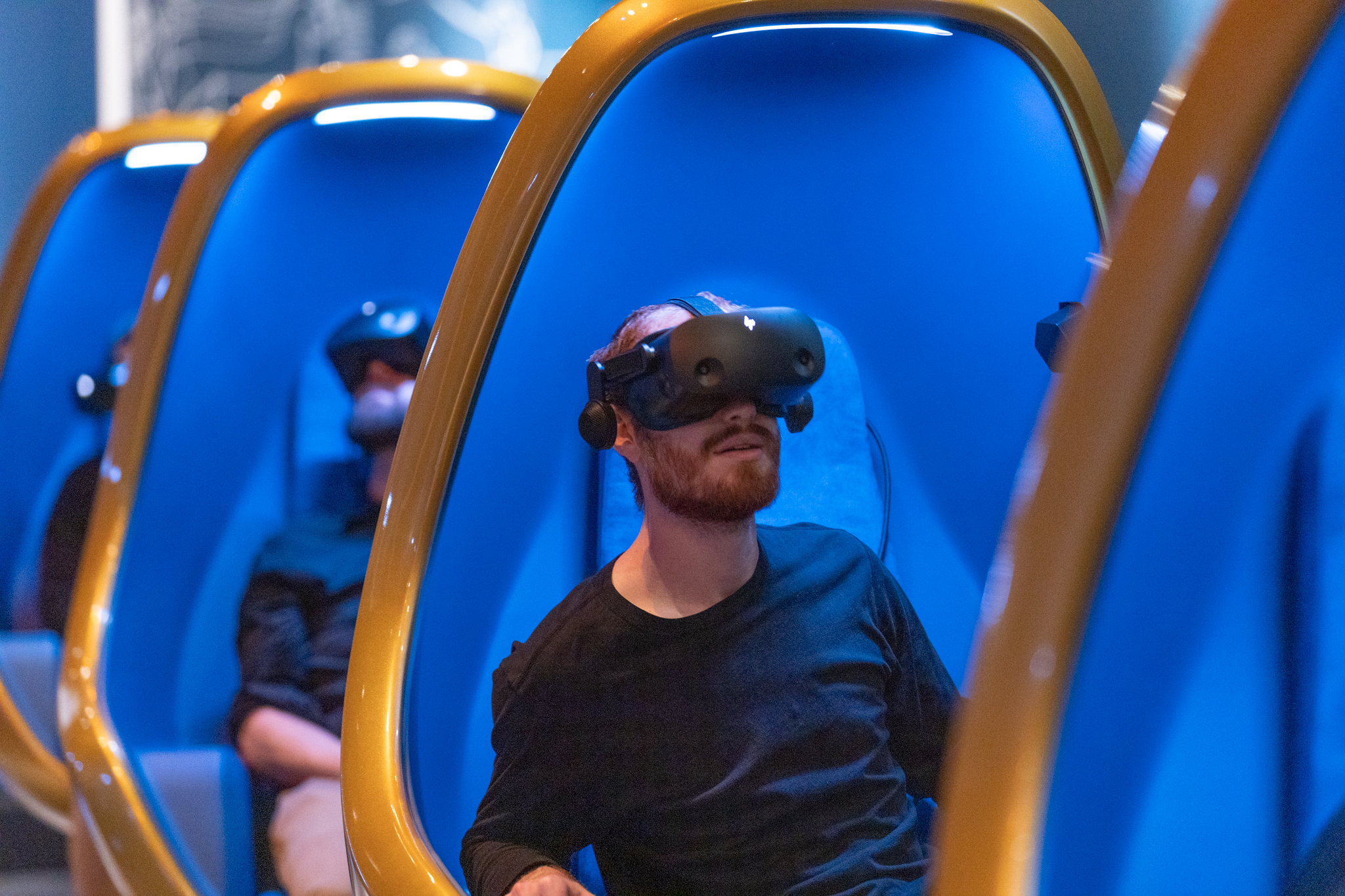 Mann mit VR Brille