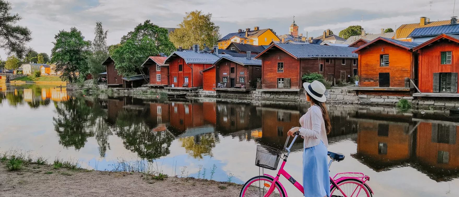 Häuser in Finnland mit Radfahrerin