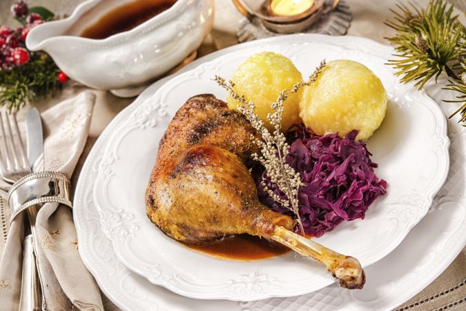 Gänsekeule mit Klößen und Rotkohl